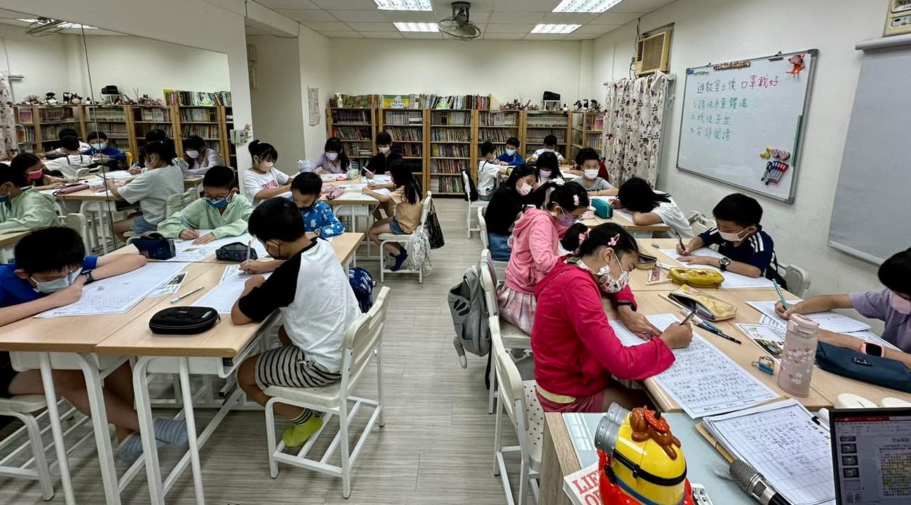 暑假開跑了！孩子們振筆疾書中✏️