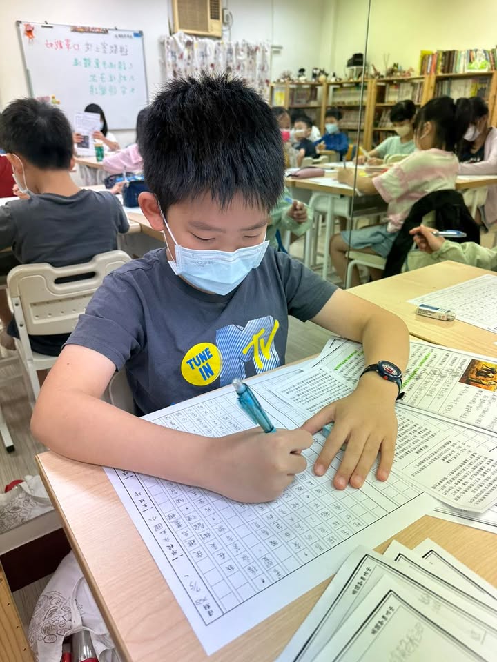 從感覺陌生到漸漸熟悉，喜歡你們一進教室就去書櫃挑書，喜歡你們一拿到稿紙就開始準備…