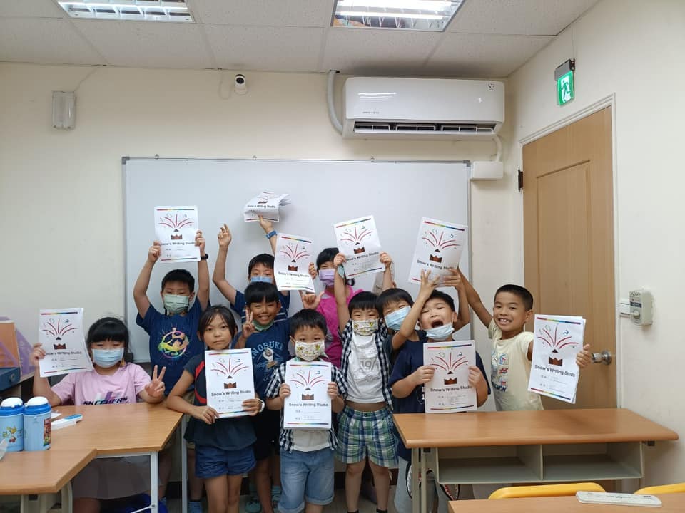 耶！我們完成這週的寫作和桌遊任務囉！🎉