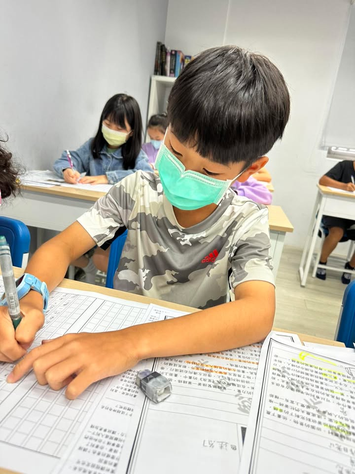 喜歡帶著孩子們一起探討主題，從各種面向思考，當他們說出比大人還要成熟的字句時，真…