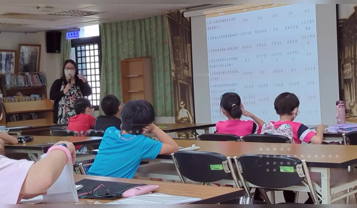 窗外雷雨陣陣，窗內正在認識戴面具的人🥰