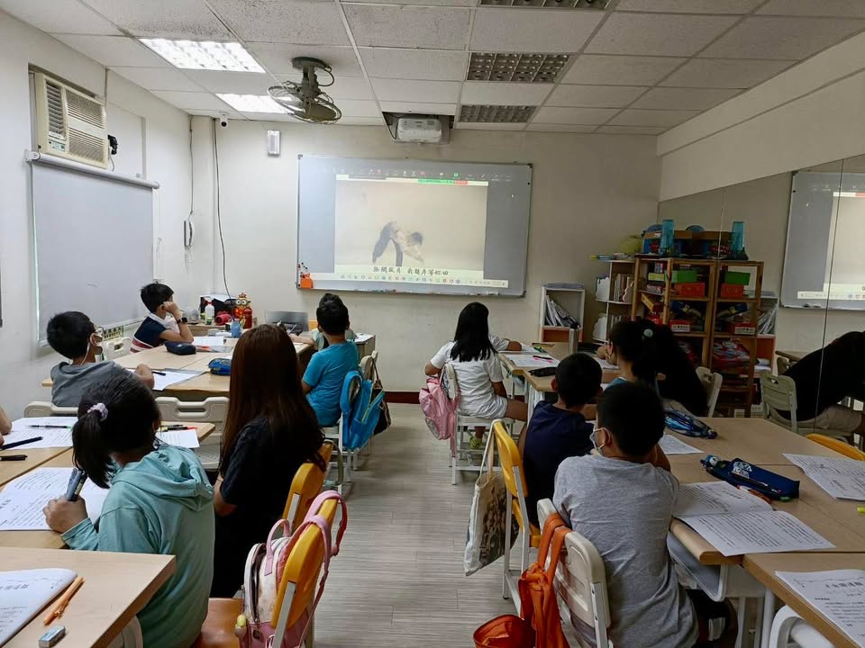 閱讀素養營的孩子也是非常用心的在上課呢！一起來欣賞他們在練習過後的筆記跟分析吧�…