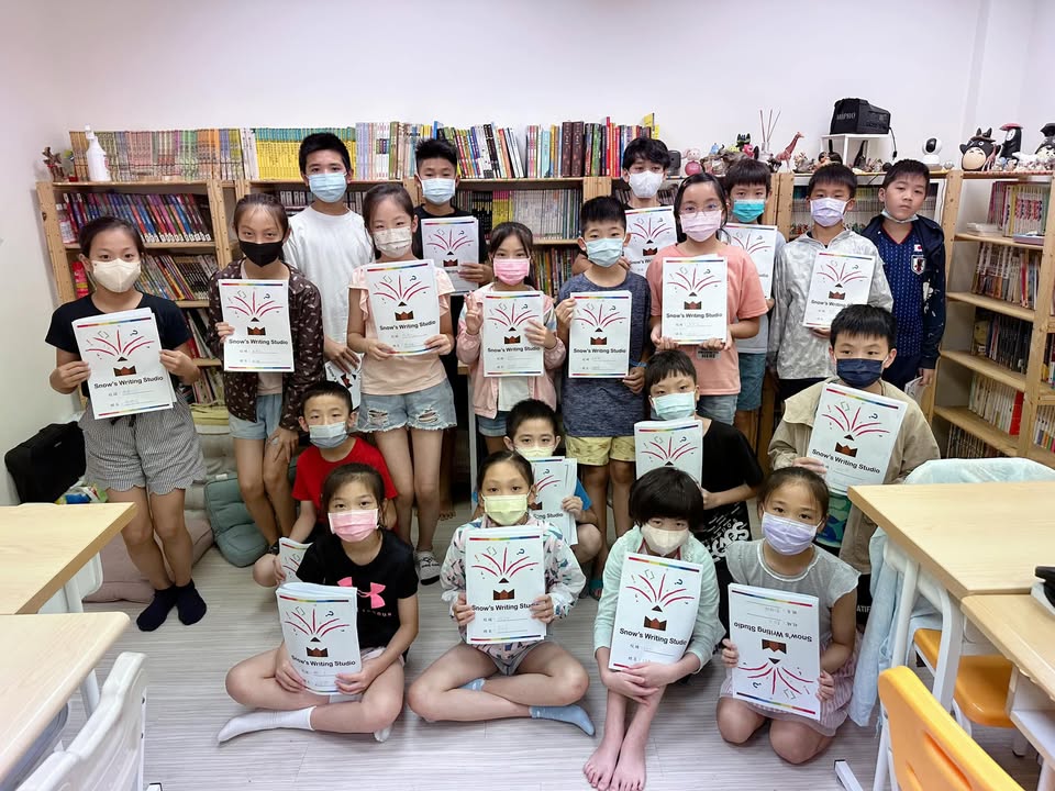 開開心心結業囉！帶回四篇用心創作的作文，真的有種恍如隔世的感覺吧！禮拜一的時候還…