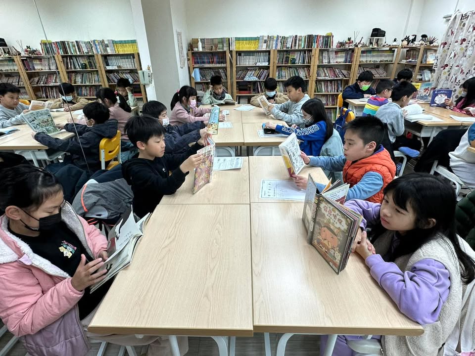 每次開新班都一定會發生的情況➡️孩子進教室以後坐在位子上，眼神凝望著空氣中的某個…