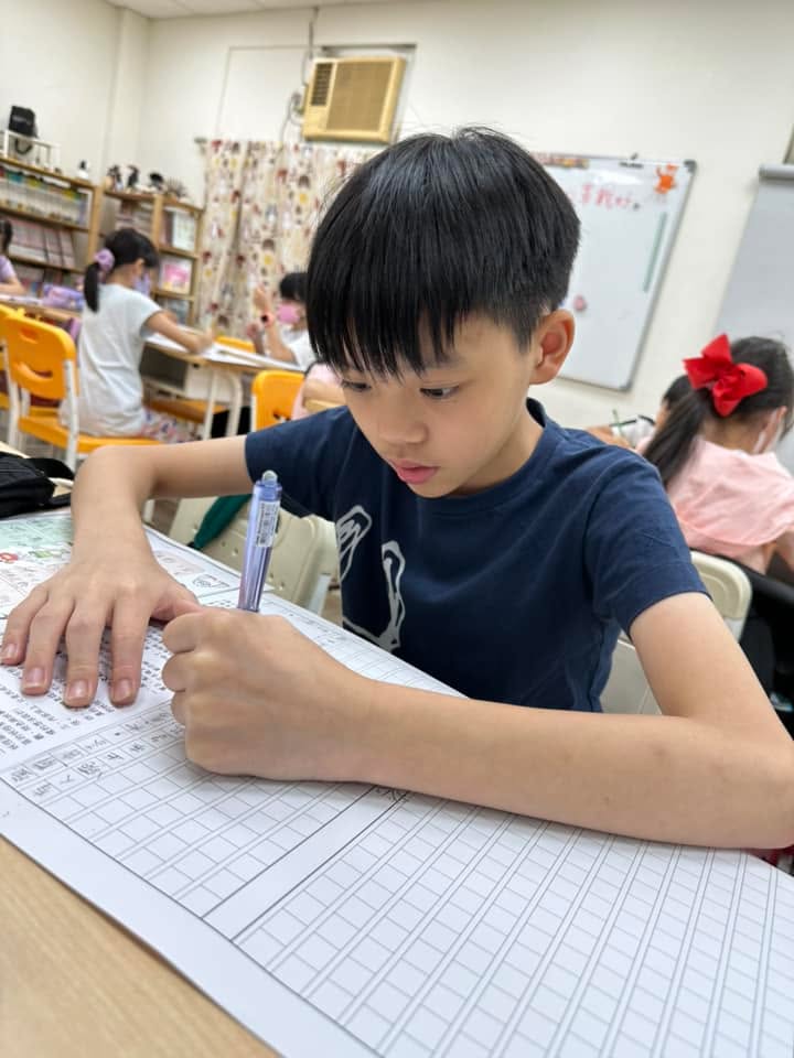很喜歡看到孩子充滿自信地書寫下自己的想法，他們總是雙眼閃閃發亮的解釋著每個設計的…