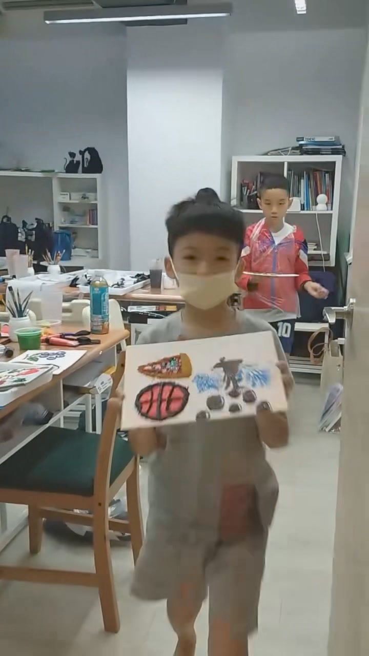 上菜囉～～～小心！上菜速度很快，有些是不能吃的唷！😂
