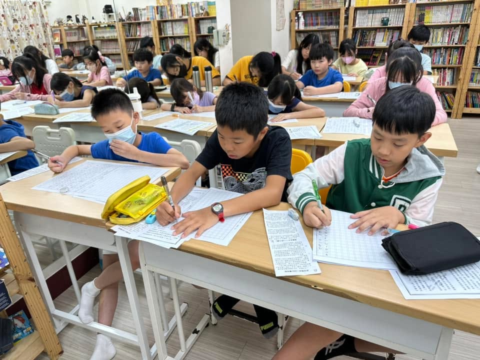 暑假過了一個月，孩子們感覺非常歡樂，有種充滿了力量的感覺，想必是充電充得滿滿的。