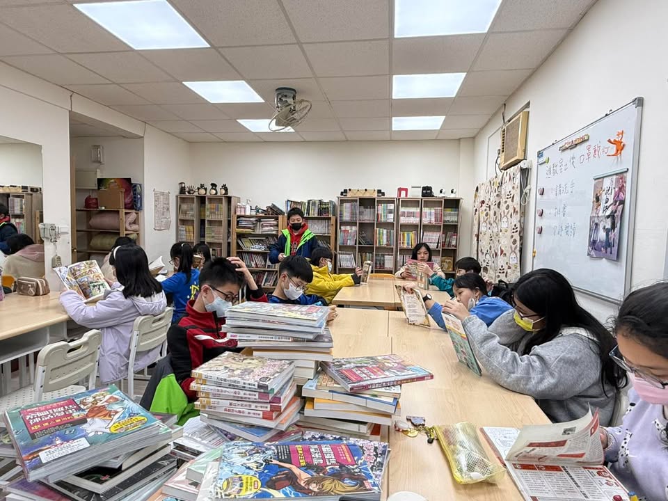 「老師，這裡好像圖書館喔！」學生總是這麼驚嘆著。