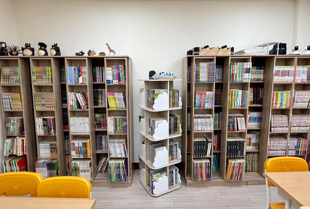 教室書櫃升等完畢，變成租書店等級的雙層書櫃了🎉