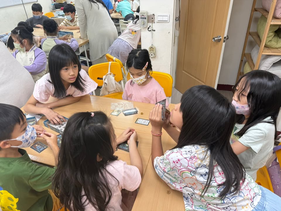 桌遊營實在是太熱鬧了，每桌都像沸騰的湯，