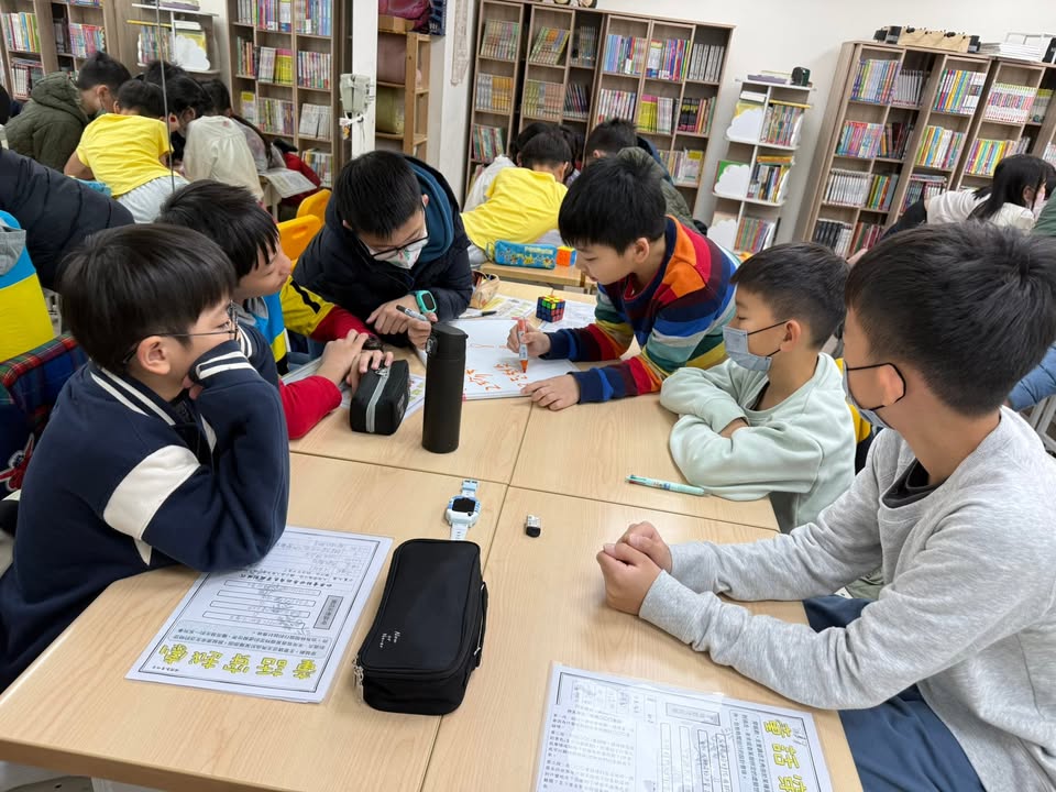 非常熱烈的討論著，答案改了又改，